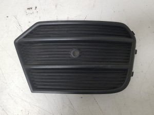 AUDI Q3 LIFT 15-18 KRATKA PRAWA ZDERZAKA PRZÓD PRZEDNIA POD PDC 8U0807682J