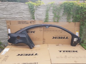 CRUZE CHEVROLET BŁOTNIK PRAWY TYLNY TYŁ SEDAN SŁUPEK DRZWI SZYBY PRZÓD NOWY 